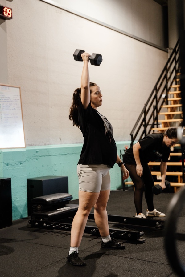 Dumbbell snatch por encima de la cabeza
