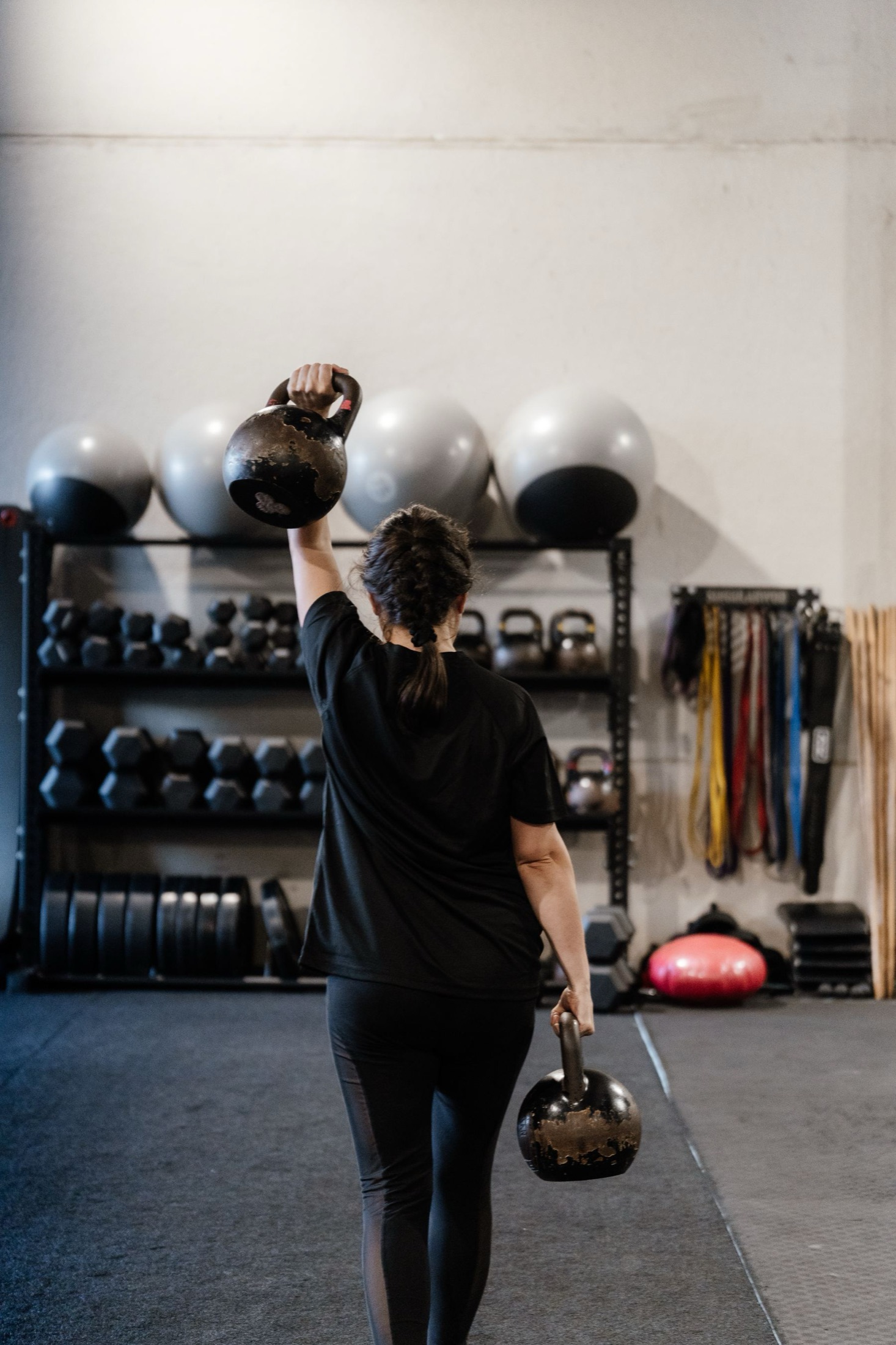 Atleta levantando una kettlebell por encima de la cabeza en el centro de MAIKEGEA